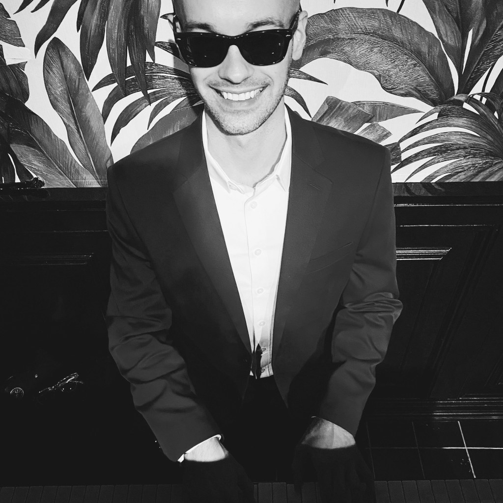 Matt Dorland, jazz piano NYC, at the piano at Melody's Piano Bar.