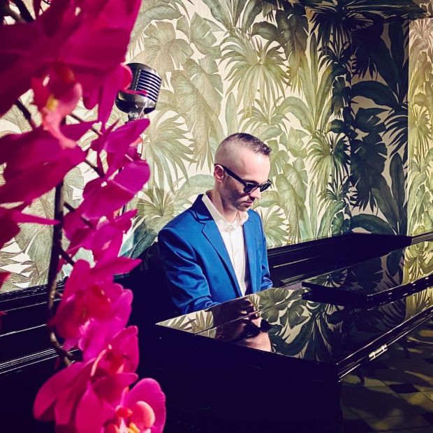 Jazz piano NYC, Matt Dorland pianist NYC playing piano at Melody's Piano Bar NYC